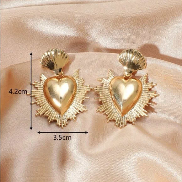 Gold dangle heart statement earrings 💛✨ - Picture 4 of 4